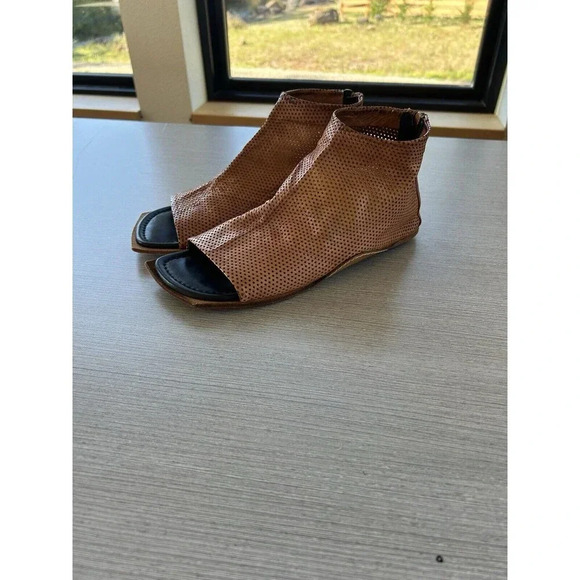 Amanda Gregory Leather Mesh Back Zipper Ankle Flat Sandal Hand Cobbled 8 - Picture 2 of 9